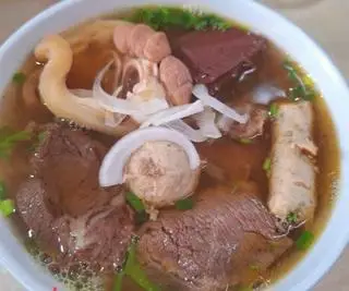 Hình ảnh bún bò huế đầy đủ