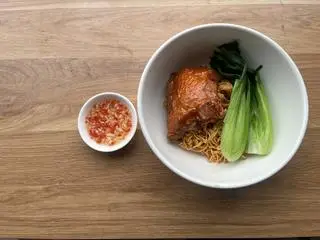 Hình ảnh Mì Ký Trộn, Má Gà Chiên Xốt Mắm Tỏi