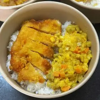 Hình ảnh Cơm cà ri gà chiên xù
