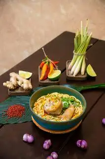 Hình ảnh Bún bò giò khoanh gân + móng giò
