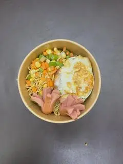 Hình ảnh Mì trộn trứng xúc xích