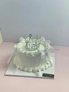 Hình ảnh Bánh kem tươi Nữ Hoàng size 16-20cm
