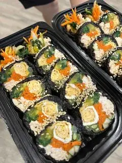 Hình ảnh Kimbap cuộn gà