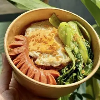Hình ảnh Mì trộn xúc xích ốp la