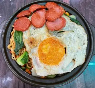 Hình ảnh 1 gói mỳ indomie trộn trứng + xúc xích 