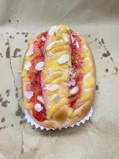 Hình ảnh Bánh mì mứt dâu