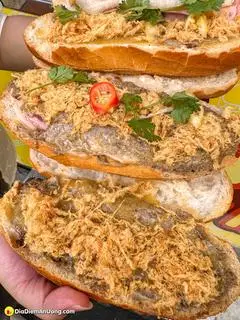 Hình ảnh Bánh Mì Bơ Patê + Chà Bông