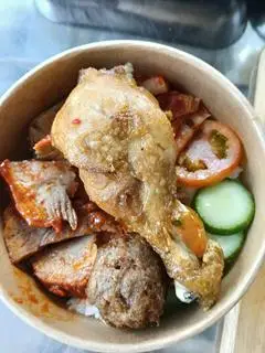 Hình ảnh Cơm đùi gà+thịt xá xíu+1 thịt viên chiên 