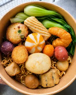 Hình ảnh Mì trộn Indomie 11 loại viên lộn xộn