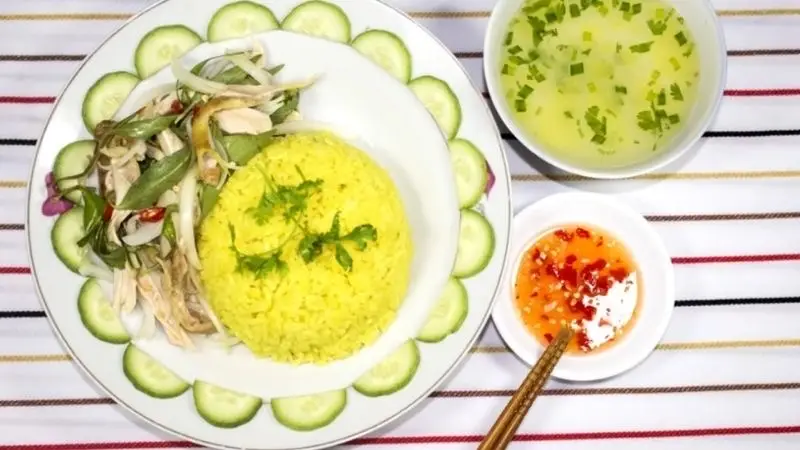 Hình ảnh Cơm gà xé trộn rau răm