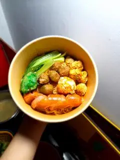 Hình ảnh Mì trộn bò viên+xúc xích