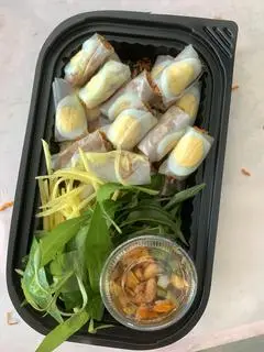 Hình ảnh Bánh tráng phơi sương cuộn chấm sốt