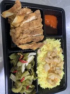 Hình ảnh Cơm chiên gà xé da giòn - canh rong biển