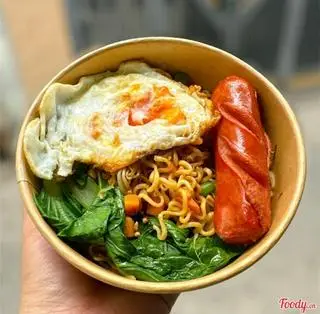 Hình ảnh Combo mì trộn cay trứng xúc xích