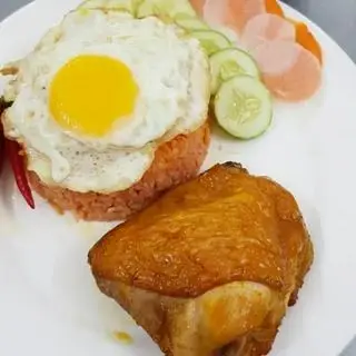 Hình ảnh cơm chiên gà ức nhỏ trứng ốp La 