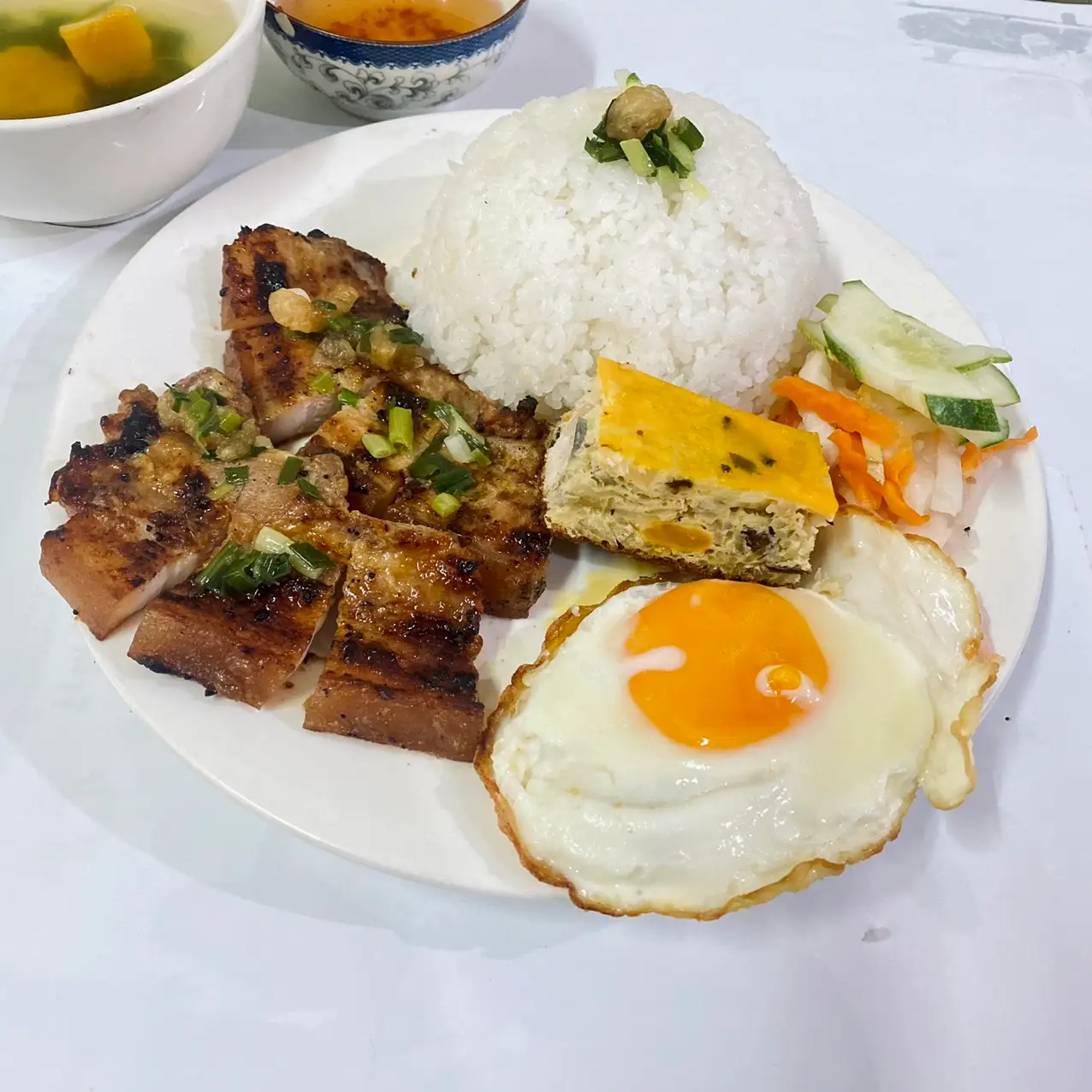Hình ảnh Cơm Tấm Ba Rọi, Chả, Ốp La