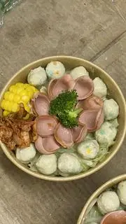 Hình ảnh Mỳ cay xúc xích viên rau củ
