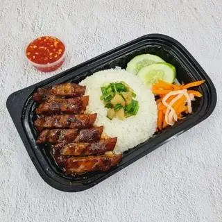 Hình ảnh cơm đùi gà lọc xương sốt tiêu đen