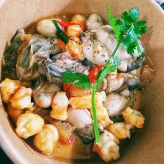 Hình ảnh Cơm chiên Tôm Hàu tóp mỡ kho tộ