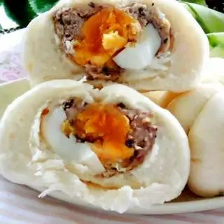 Hình ảnh Bánh bao thịt xá xíu - trứng cút - trứng muối