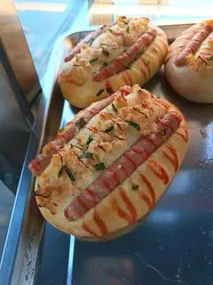 Hình ảnh Bánh mì xúc xích chà bông