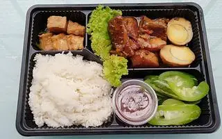 Hình ảnh Cơm thịt kho + chả lá lốt + đậu sốt