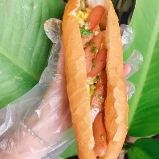 Hình ảnh Bánh Mì Ốp La + Xúc Xích 
