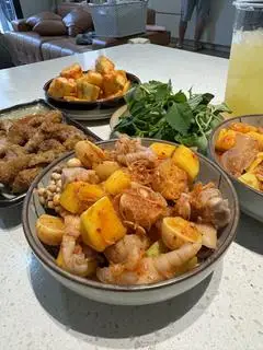 Hình ảnh Chân gà sốt Thái mix trứng non, xoài size lớn