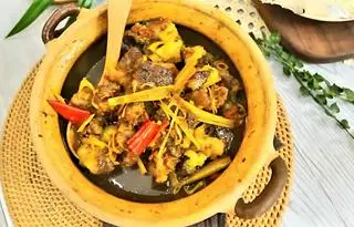 Hình ảnh Cơm bò kho sả ớt - nước ép cam, táo, thơm, ổi