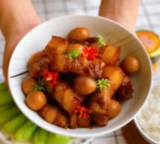 Hình ảnh Cơm thịt kho nước dừa &trứng cút