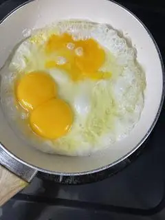 Hình ảnh trứng ốp la 2 tròng đỏ