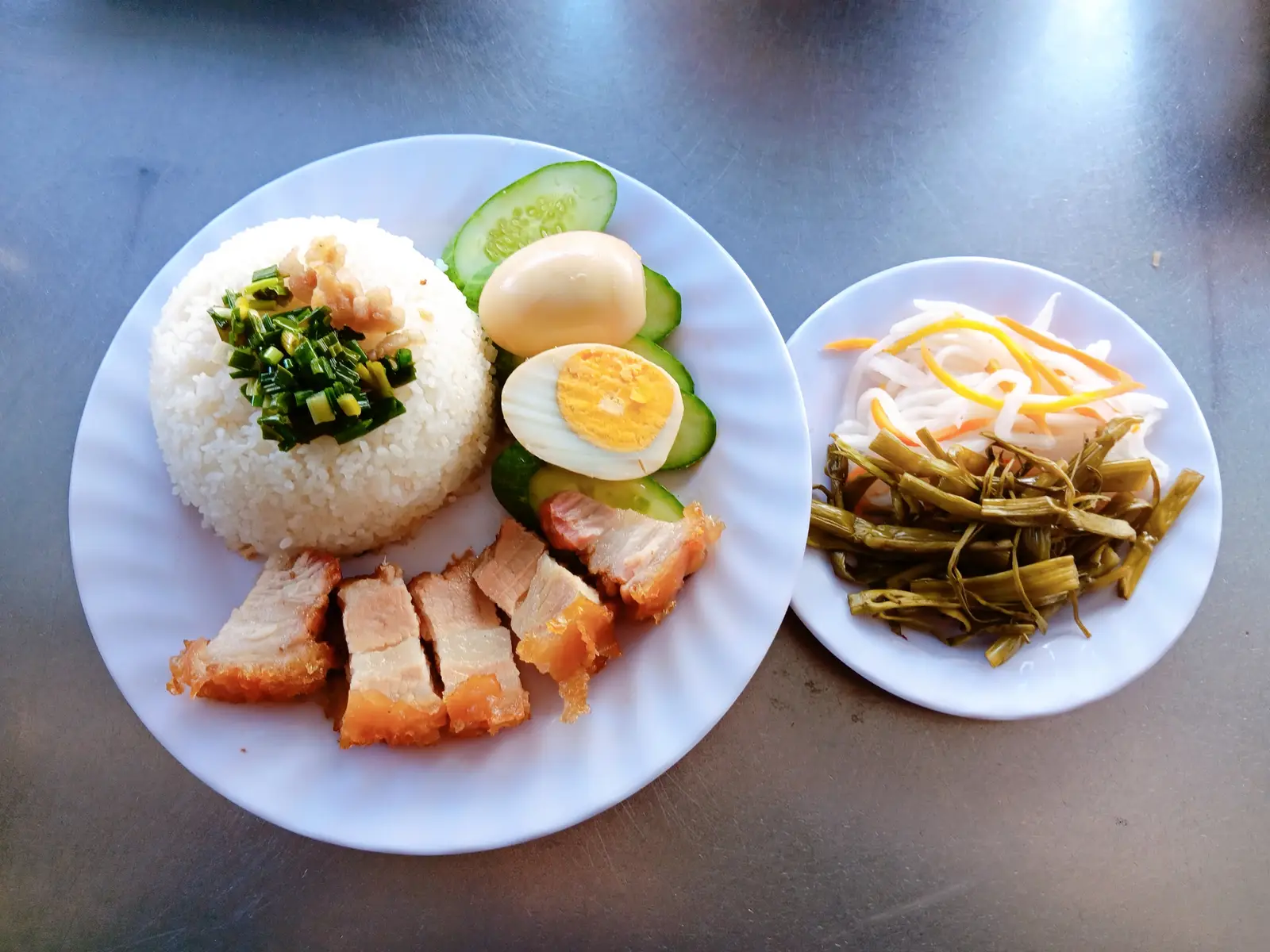 Hình ảnh Cơm heo quay kho trứng