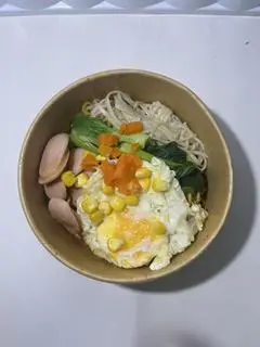 Hình ảnh Mì trộn xúc xích + trứng 