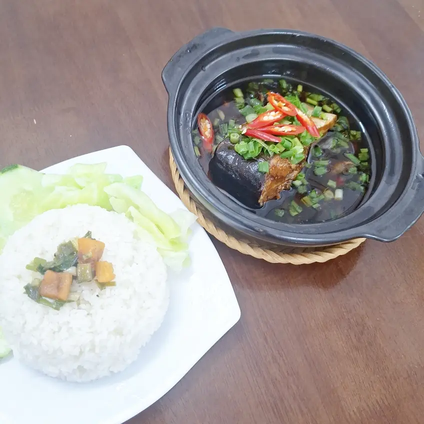 Hình ảnh cơm tấm cá basa kho tộ