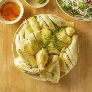Hình ảnh Gà luộc nước dừa nguyên con không đầu có trứng non chặt sẵn