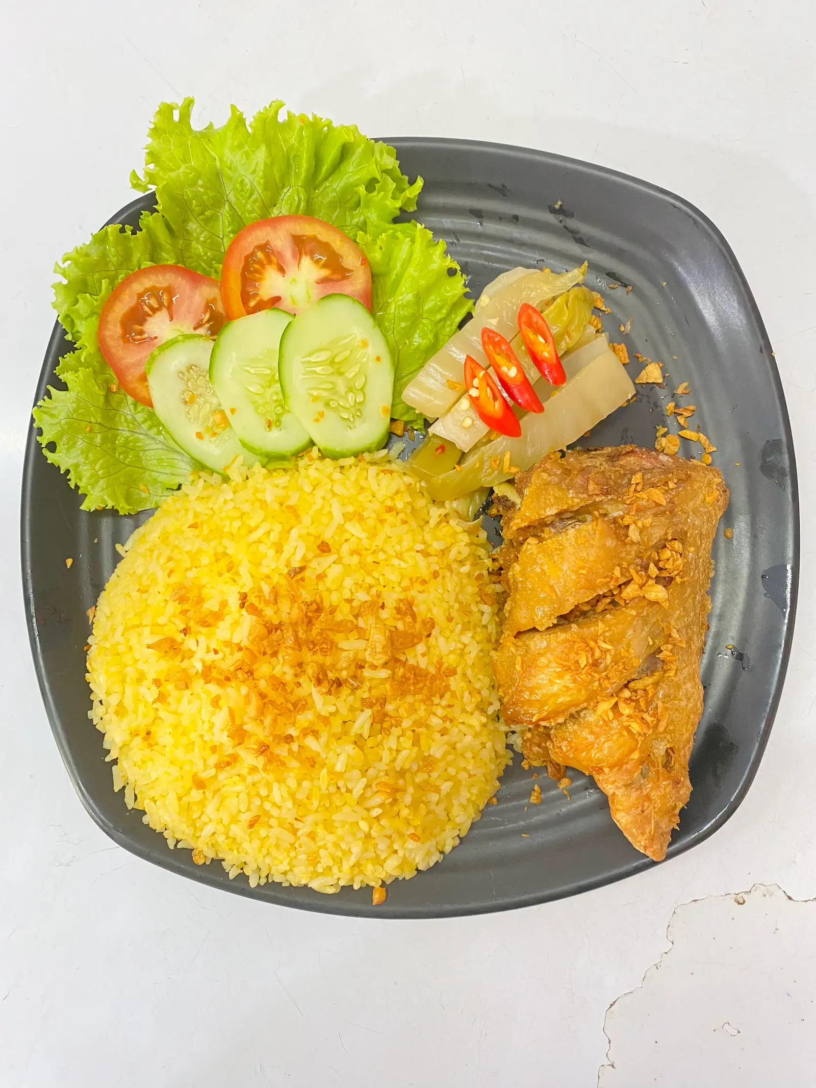 Hình ảnh Cơm má đùi gà sốt mắm tỏi