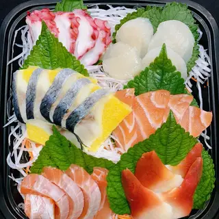 Hình ảnh Combo 100gr Cá Hồi, 4 Bạch Tuộc, 4 Sò Đỏ, 4 Sò Điệp, 5 Cá Trích Ép Trứng