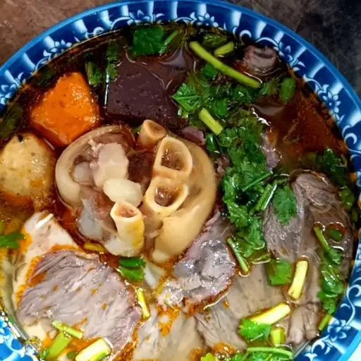 Hình ảnh Bún bò Huế đầy đủ
