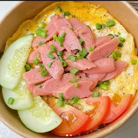 Hình ảnh Cơm xúc xích phủ trứng