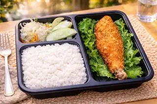 Hình ảnh Cơm gà xối mắm tỏi