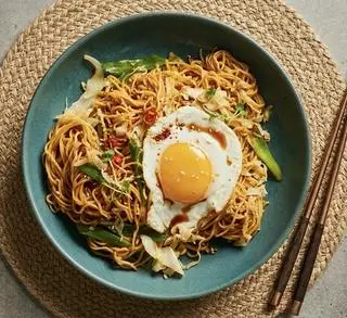 Hình ảnh Mì xào trứng xúc xích
