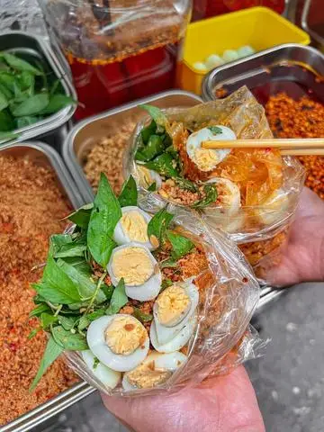 Hình ảnh Bánh Tráng Dẻo Tỏi Ớt Trứng Cút 