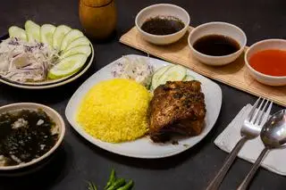 Hình ảnh Cơm Má Đùi Sốt Tiêu Đen 