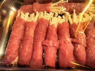 Hình ảnh Bò cuộn nấm kim châm - 1 cuốn