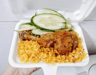 Hình ảnh Cơm chiên gà xối mỡ