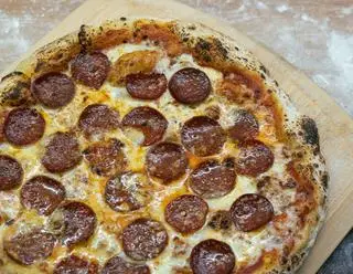 Hình ảnh Pizza longaniza - Longaniza sausage sourdough pizza