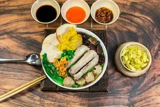 Hình ảnh Mì xá xíu đầy đủ (mì khô)