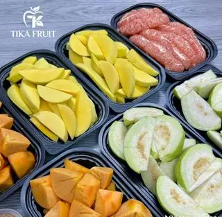 Hình ảnh 1 hộp thơm - xoài - mận và 1 hộp cóc non 300gr