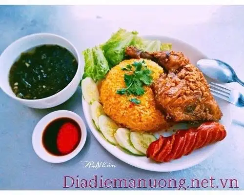 Hình ảnh Combo Cơm gà góc tư lớn xốt mắm bơ tỏi + xúc xích + canh rong biển