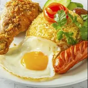 Hình ảnh cơm chiên đùi tỏi gà, ốp la, xúc xích